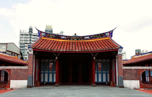 Free Captivating traditional Taiwanese temple with ornate design in an urban landscape, showcasing cultural heritage. Stock Photo