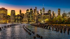 日落时，海滨迷人的纽约市天际线被灯光照亮