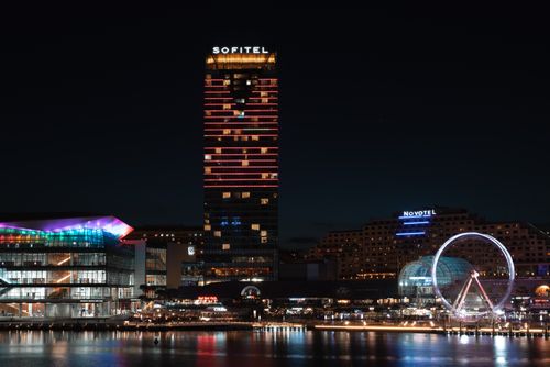 Free Stunning night view of Sydney's skyline featuring iconic buildings and vibrant city lights. Stock Photo