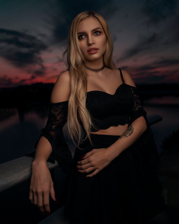 Foto d'estoc gratuïta de capvespre, model, posta de sol