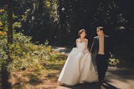 在越南大叻郁郁葱葱的绿色植物中，一对优雅的夫妇正在拍摄户外婚礼照片