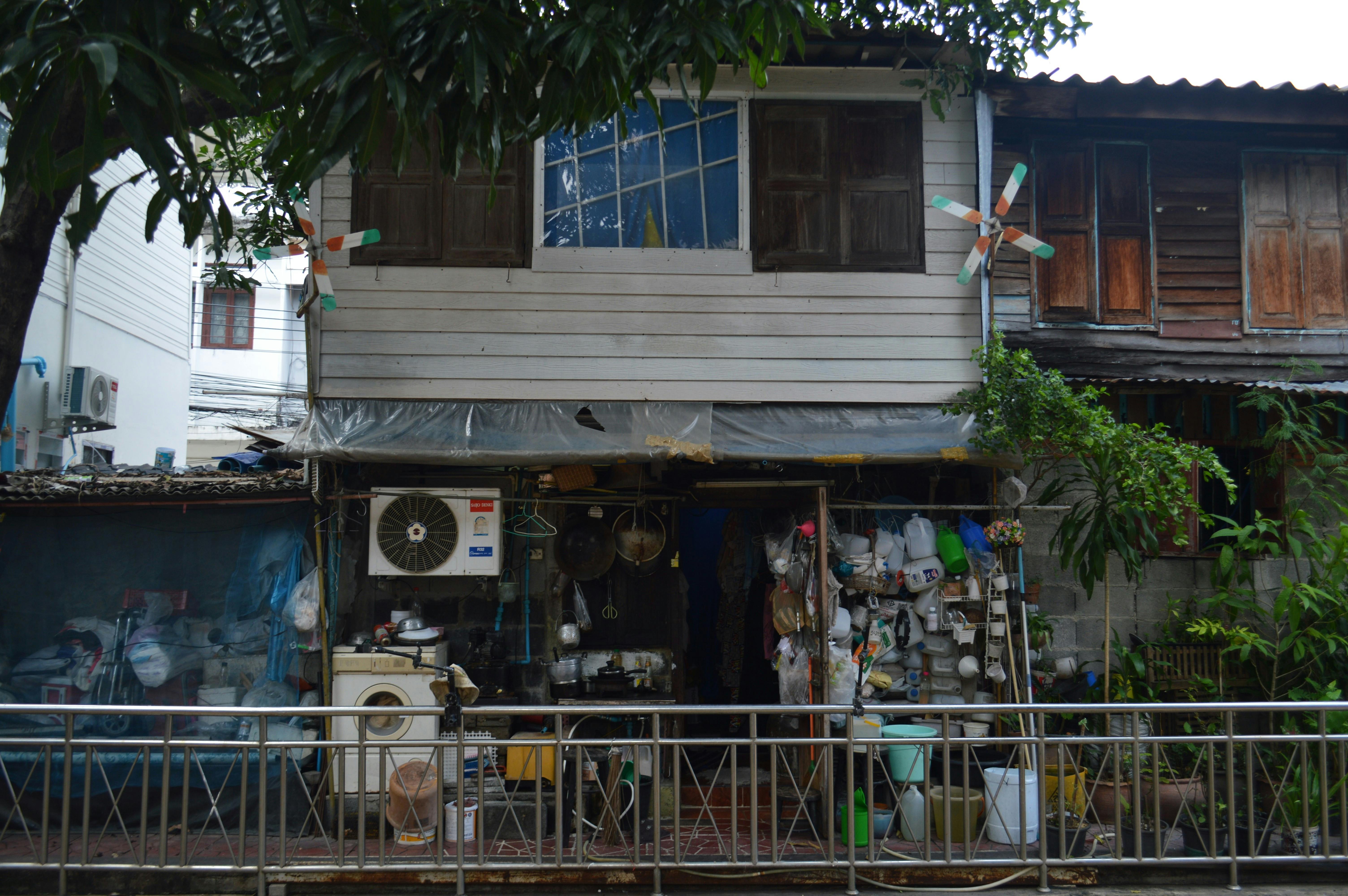 household budgeting, saving money, cost‑cutting tips, Frugality & household money, household financing tips — Photo by Valeri