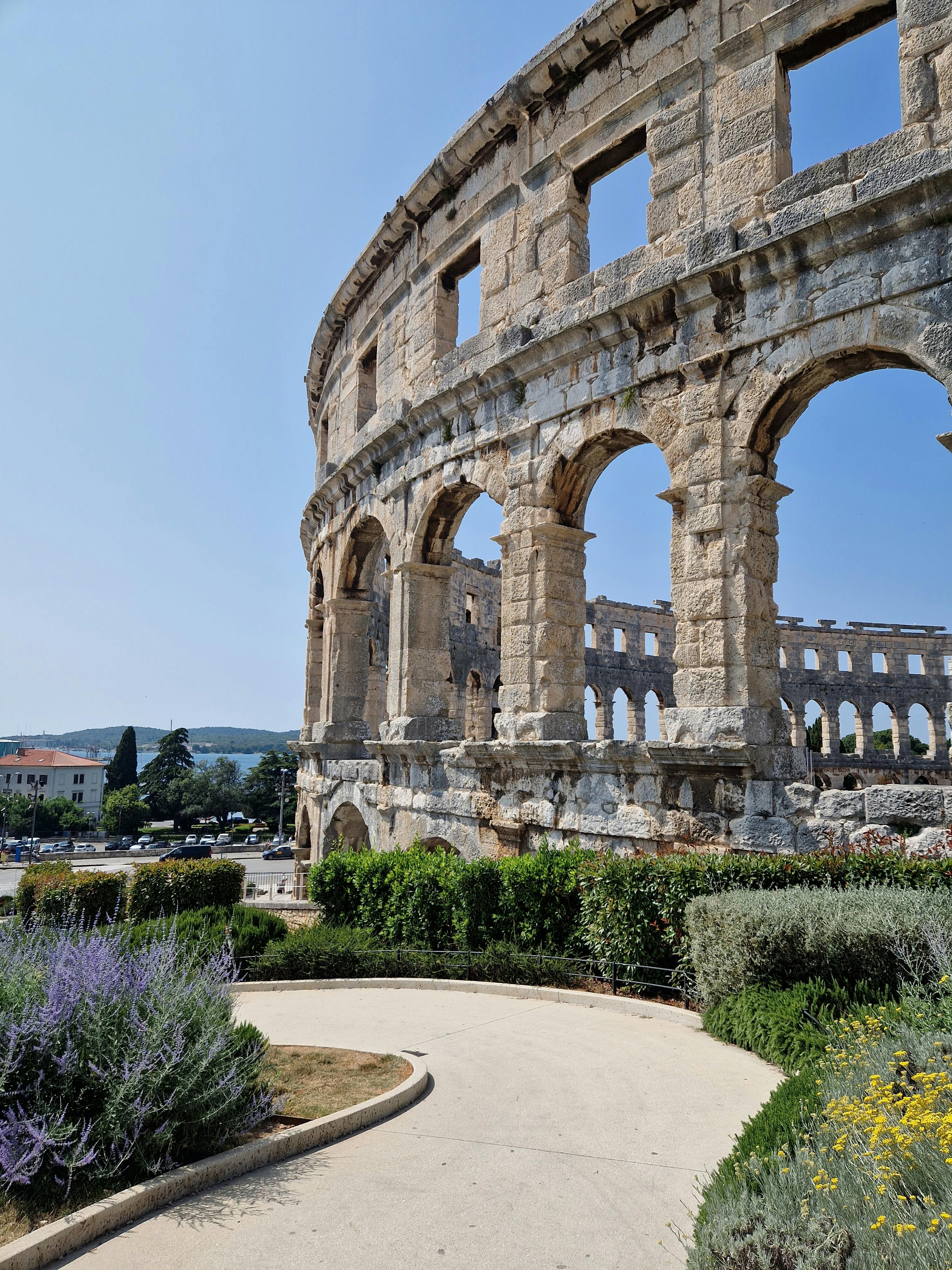 Ücretsiz Hırvatistan'ın Pula kentindeki tarihi Roma amfitiyatrosunu keşfedin. Burası simgesel bir antik mimari mekandır. Stok Fotoğraflar