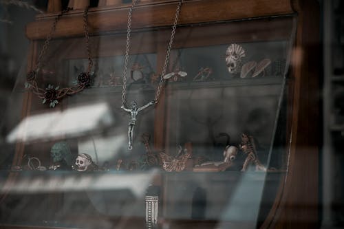 Серебряное ожерелье с подвеской в виде распятия, висит на стекле