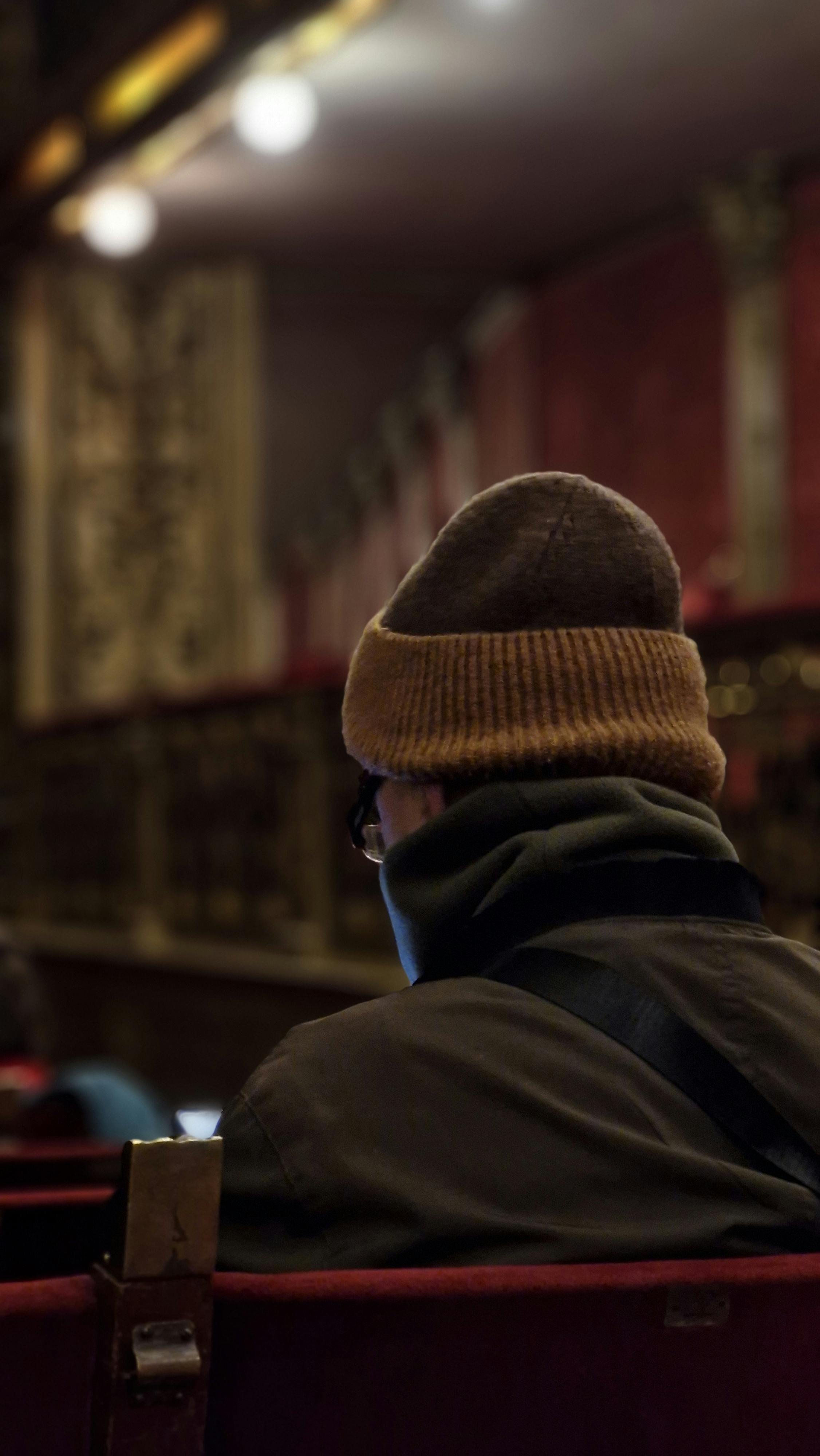 De franc Un membre del públic amb una gorra acollidora gaudeix d'una funció teatral a Buenos Aires, Argentina. Foto d'estoc