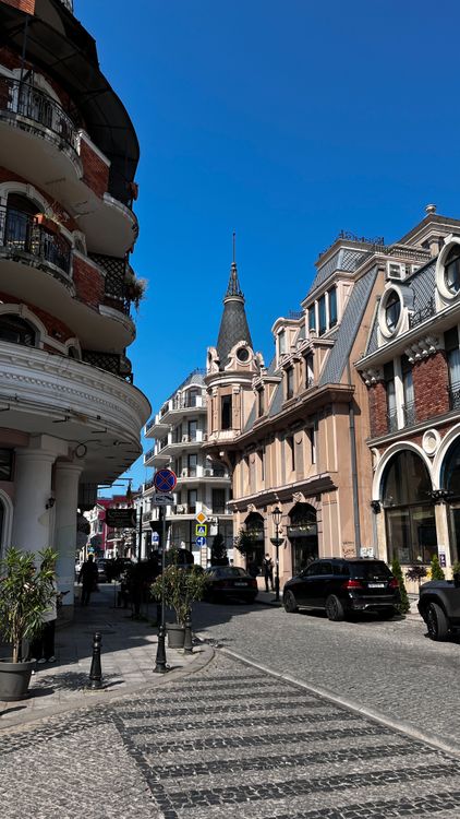 Charming European Street with Historic Architecture · Free Stock Photo