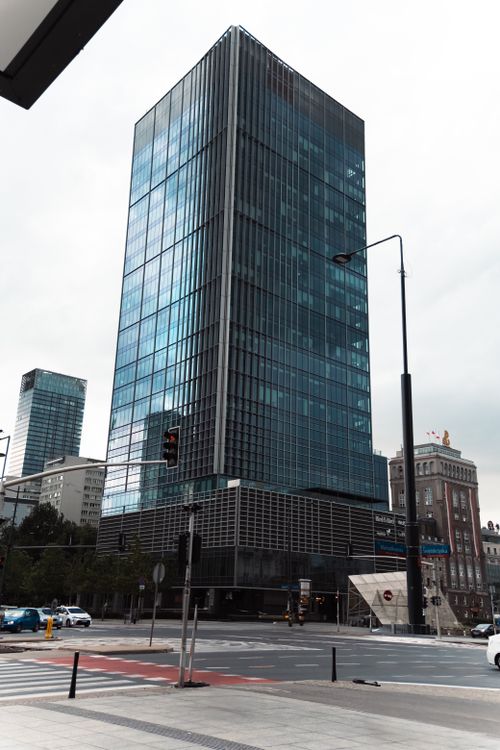 Free Tall modern skyscraper in the bustling city center on a cloudy day, showcasing urban architecture. Stock Photo