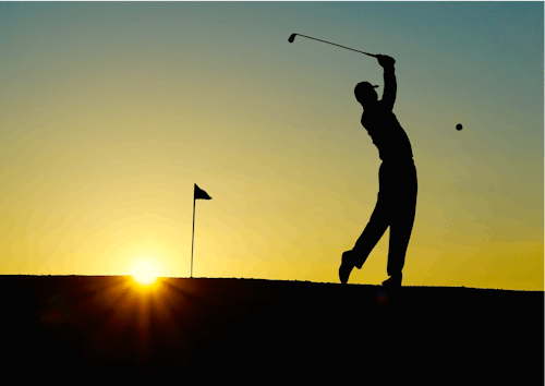 Schattenbild Des Mannes, Der Golf Während Des Sonnenuntergangs Spielt