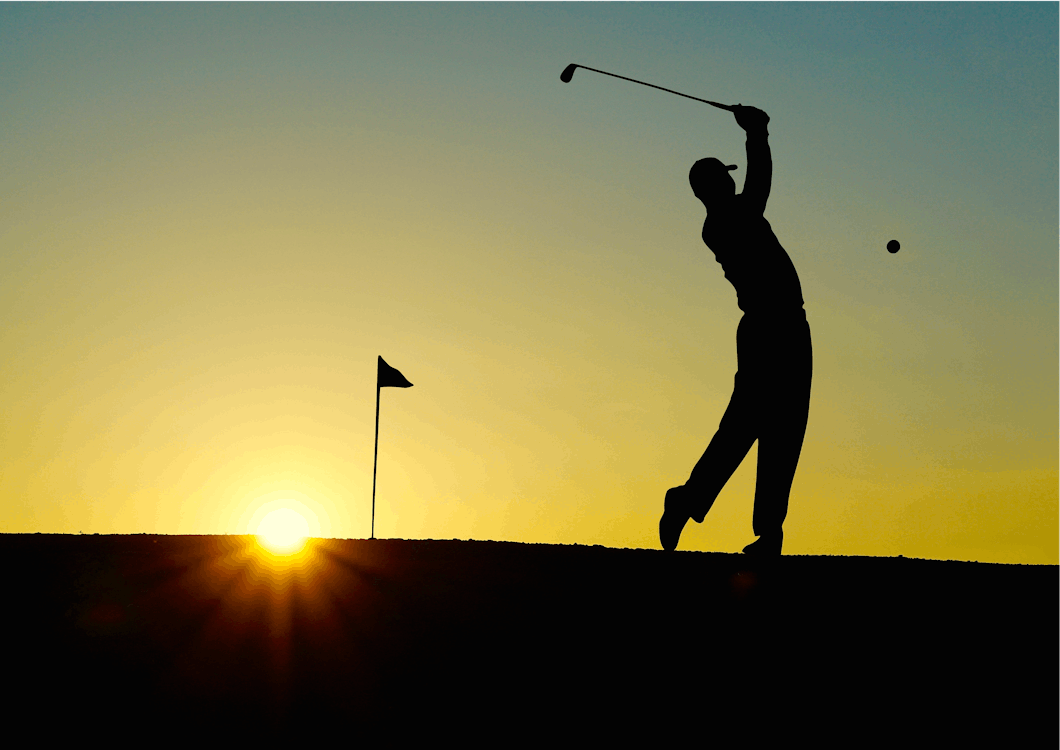無料 日没時にゴルフをする男のシルエット 写真素材