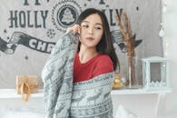 舒适的环境中的女人，配有节日装饰和保暖毛衣