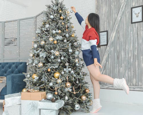 Mujer Decorando El árbol De Navidad