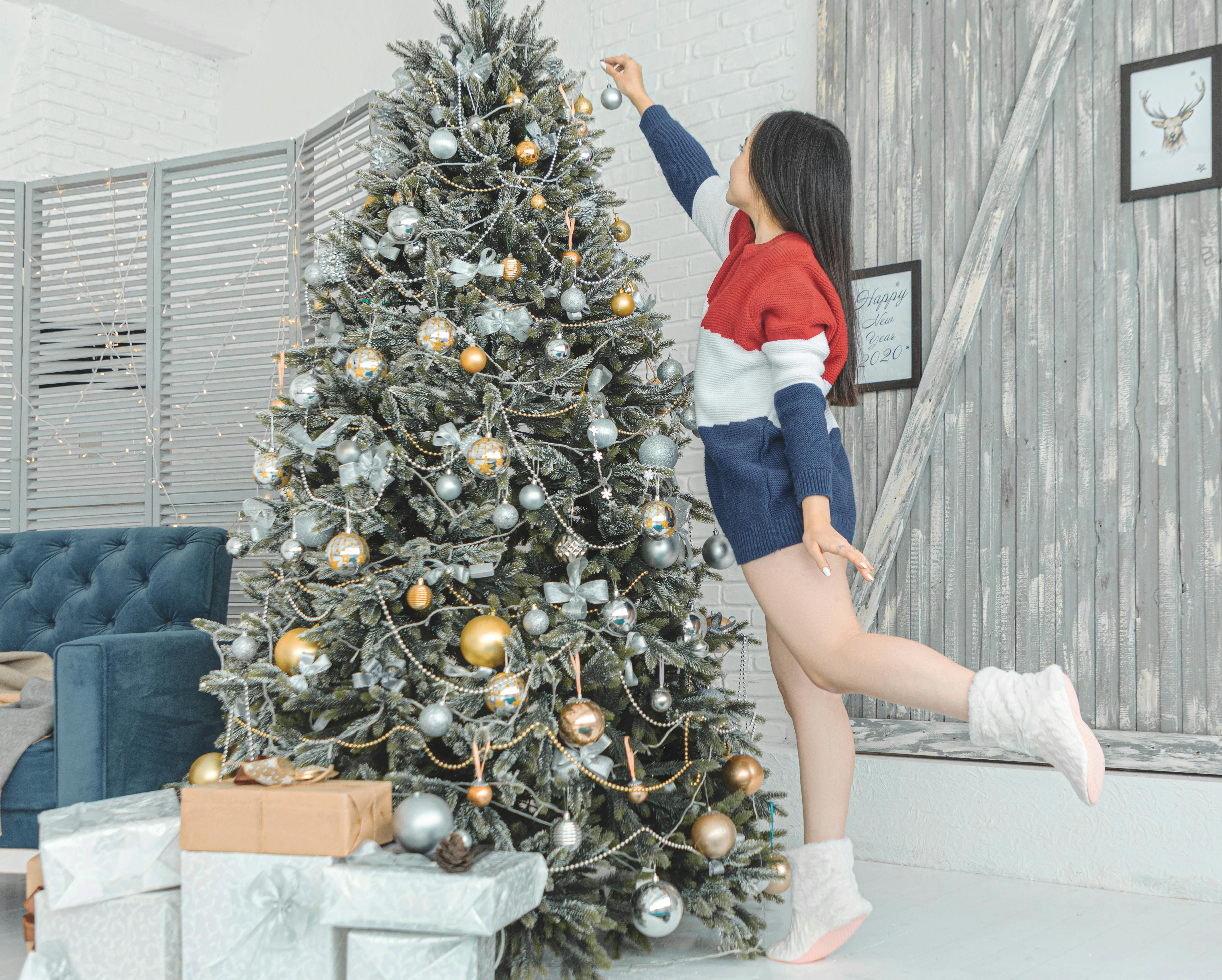 Woman Decorating Christmas Tree \u00b7 Free Stock Photo