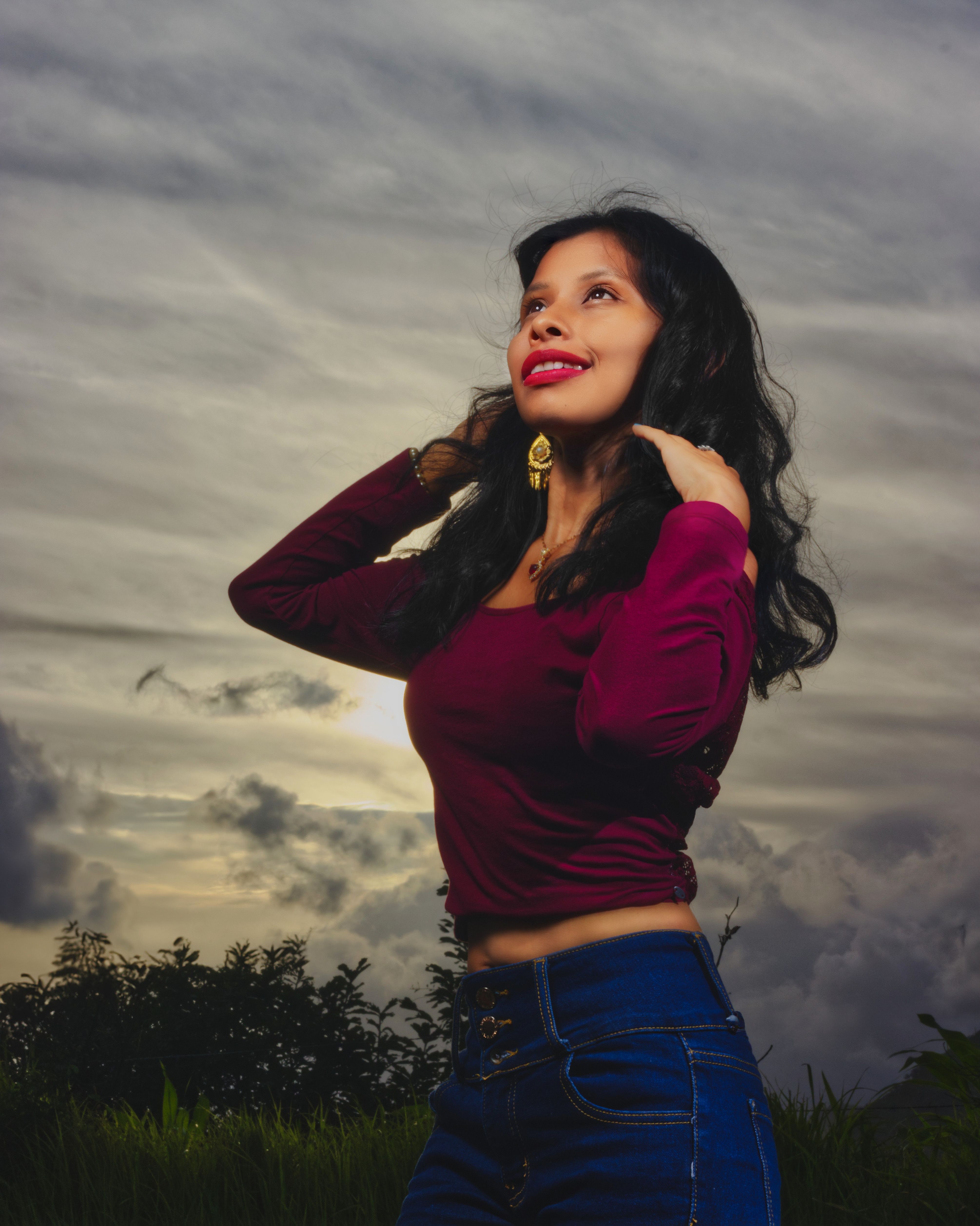 Retrato Al Atardecer De Una Mujer Sonriente Al Aire Libre · Foto de ...