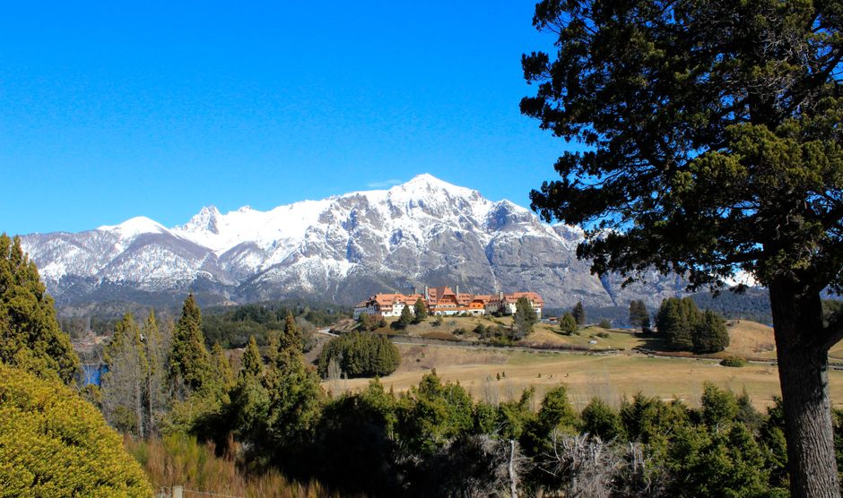 Hotel de luxo com vista para as montanhas dos Andes, ideal para uma viagem romântica a dois.