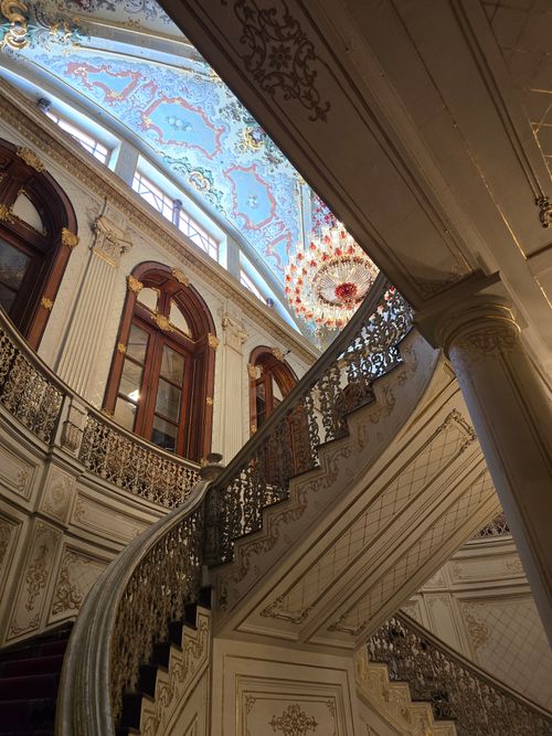 Free Intricate design of a grand staircase in a Turkish mansion, featuring elegant woodwork and a lavish chandelier. Stock Photo
