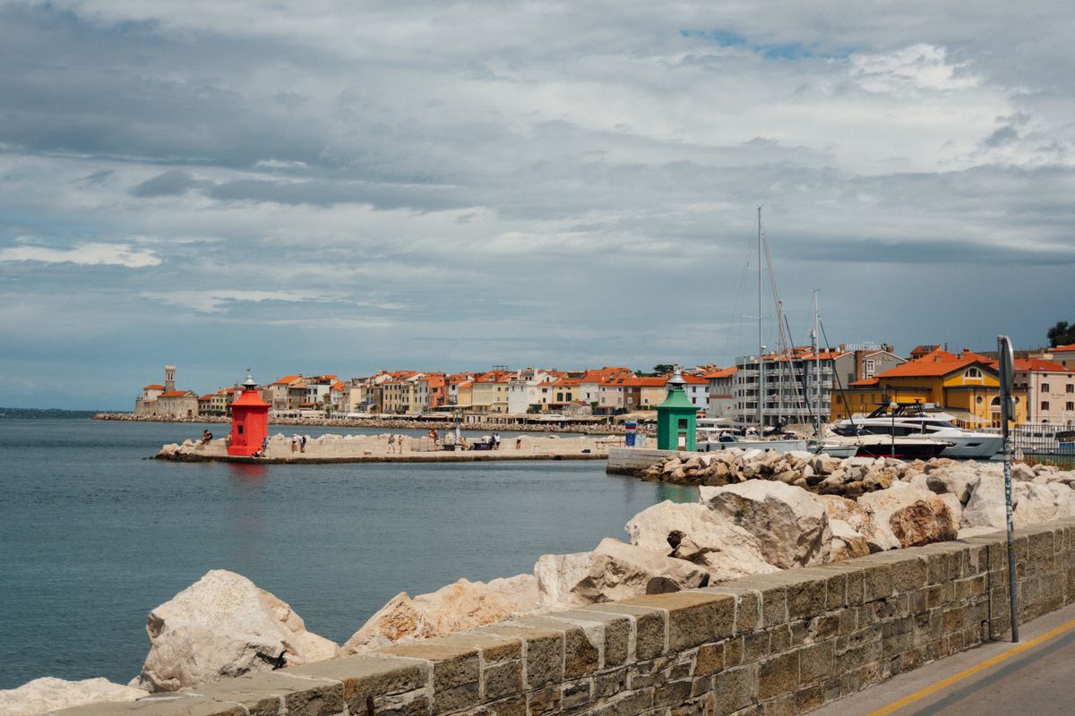 Farul roșu de la intrarea în portul din Piran, pe coasta slovenă