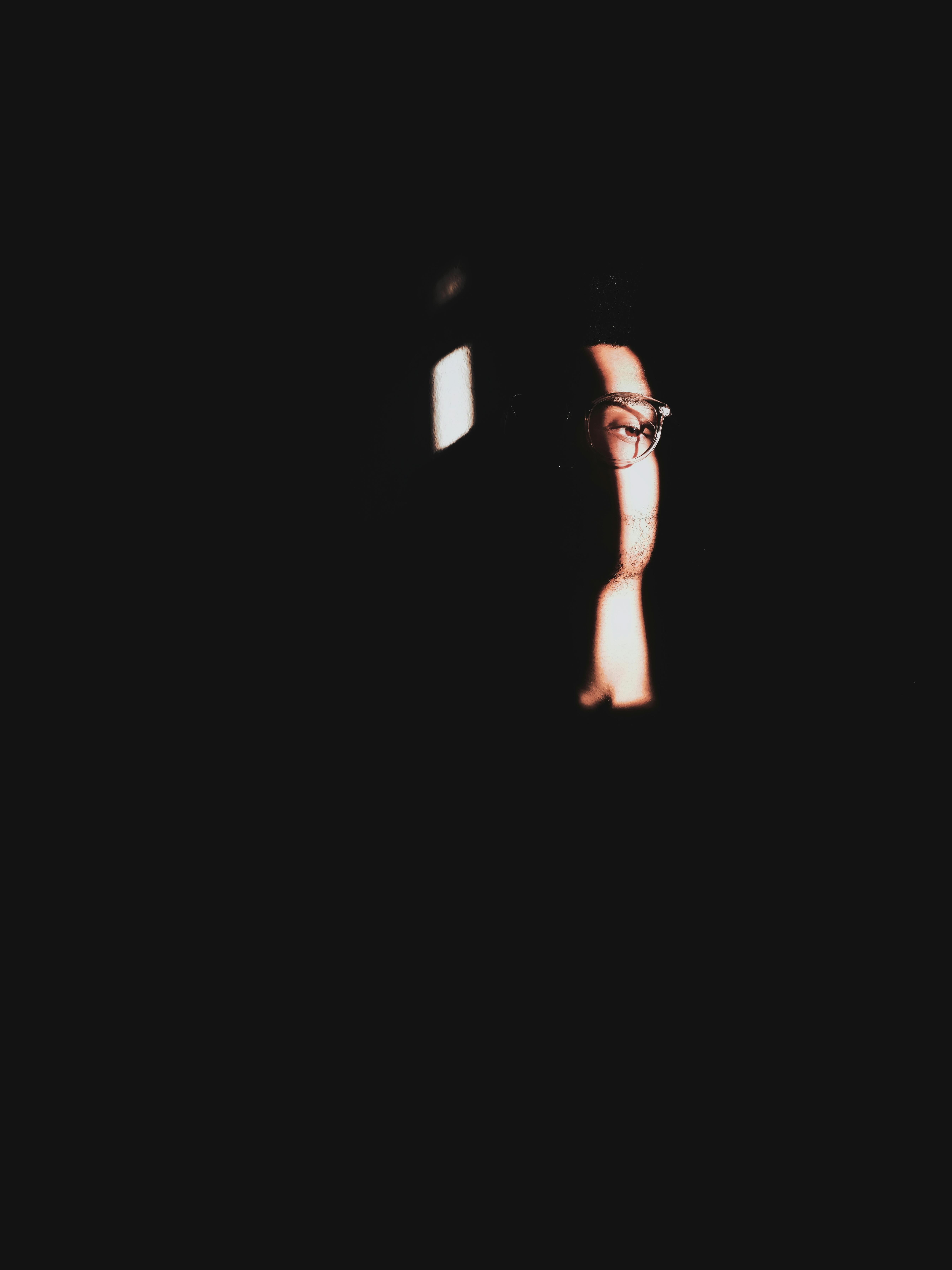 Zadarmo Umelecký portrét v hlbokých tieňoch, evokujúci tajomno a introspekciu. Fotka z fotobanky