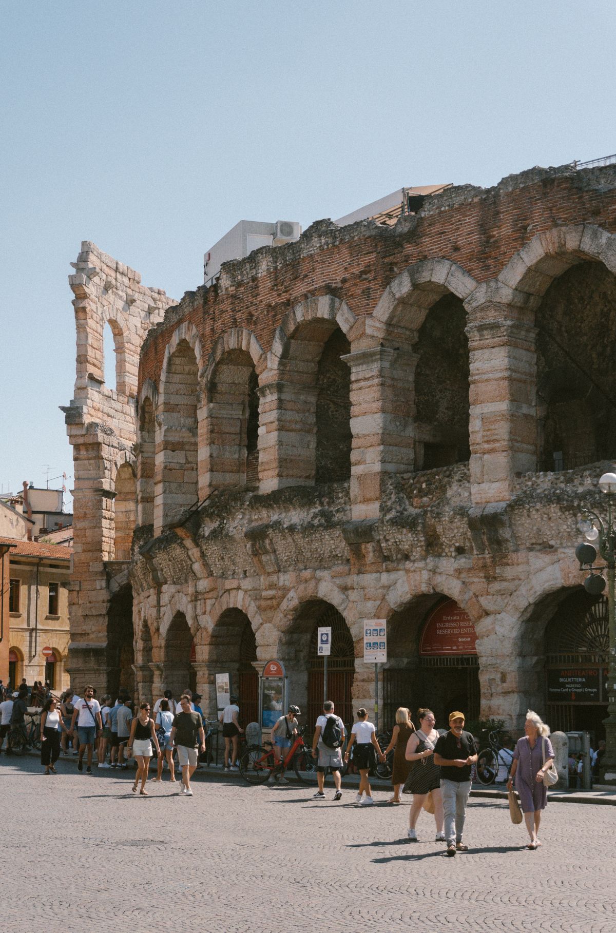 Verona - Arena di Verona plină de turiști pe Corso Porta Nuova