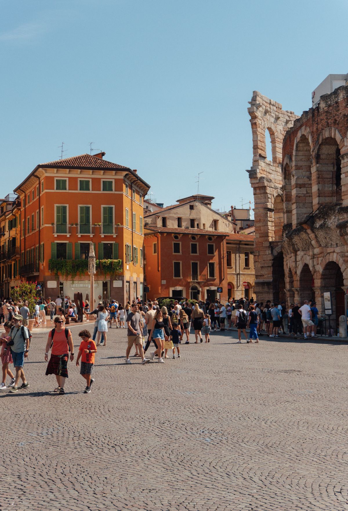 Verona - stradă din centrul istoric cu turiști lângă amfiteatru