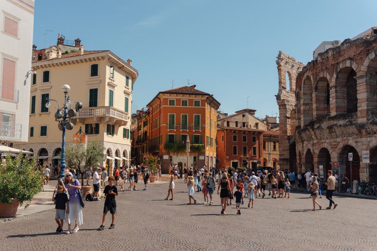 Piazza Bra vara, cu multime pe pavaj si arena in dreapta