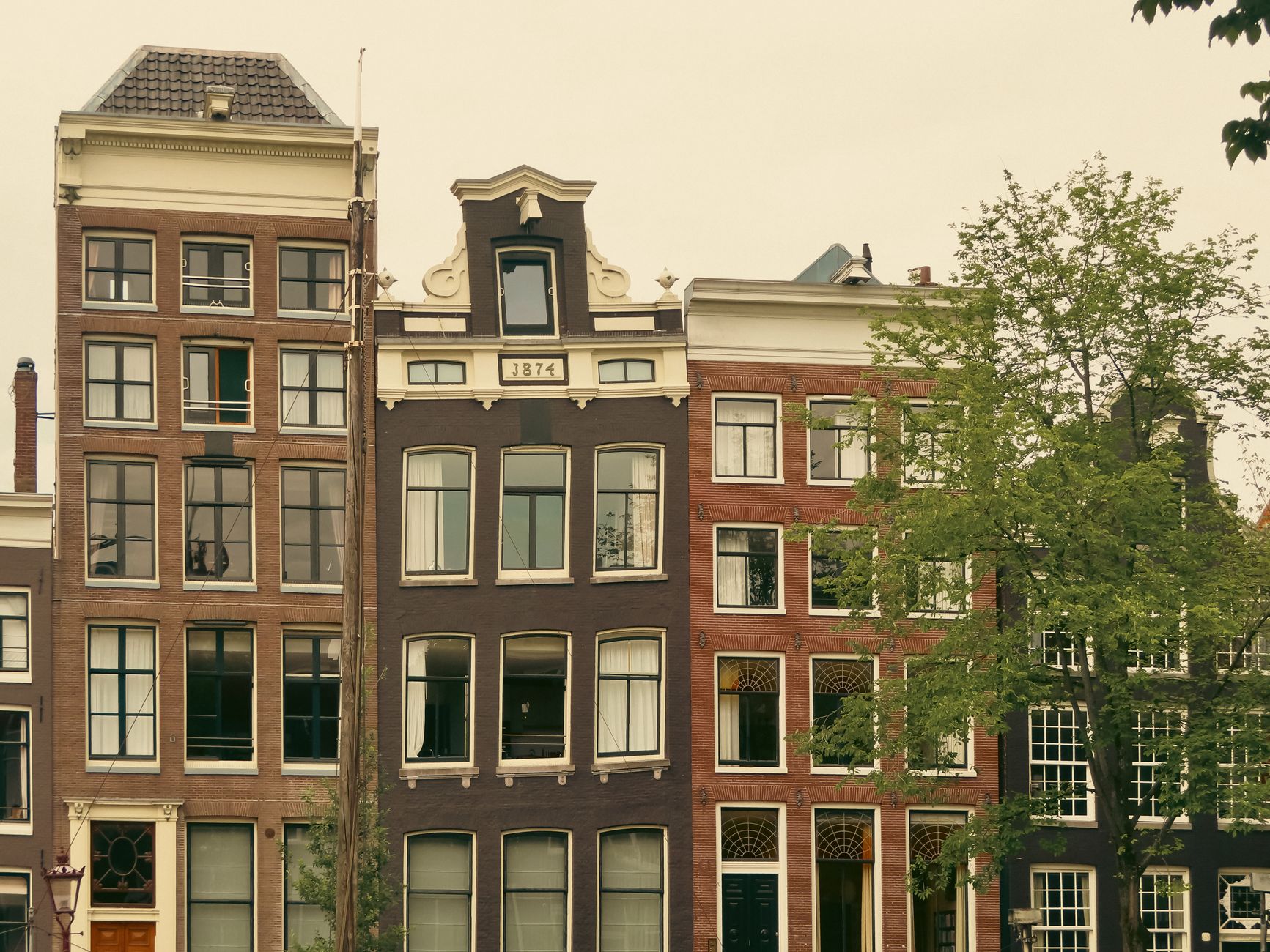 Amsterdam kanal kenarındaki evler