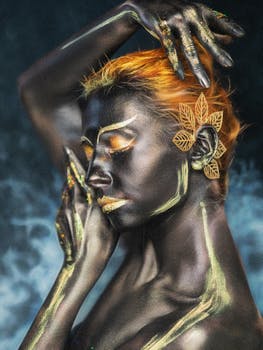 这幅带有戏剧性金色和黑色人体彩绘的女性肖像引人注目，展现了艺术表现力