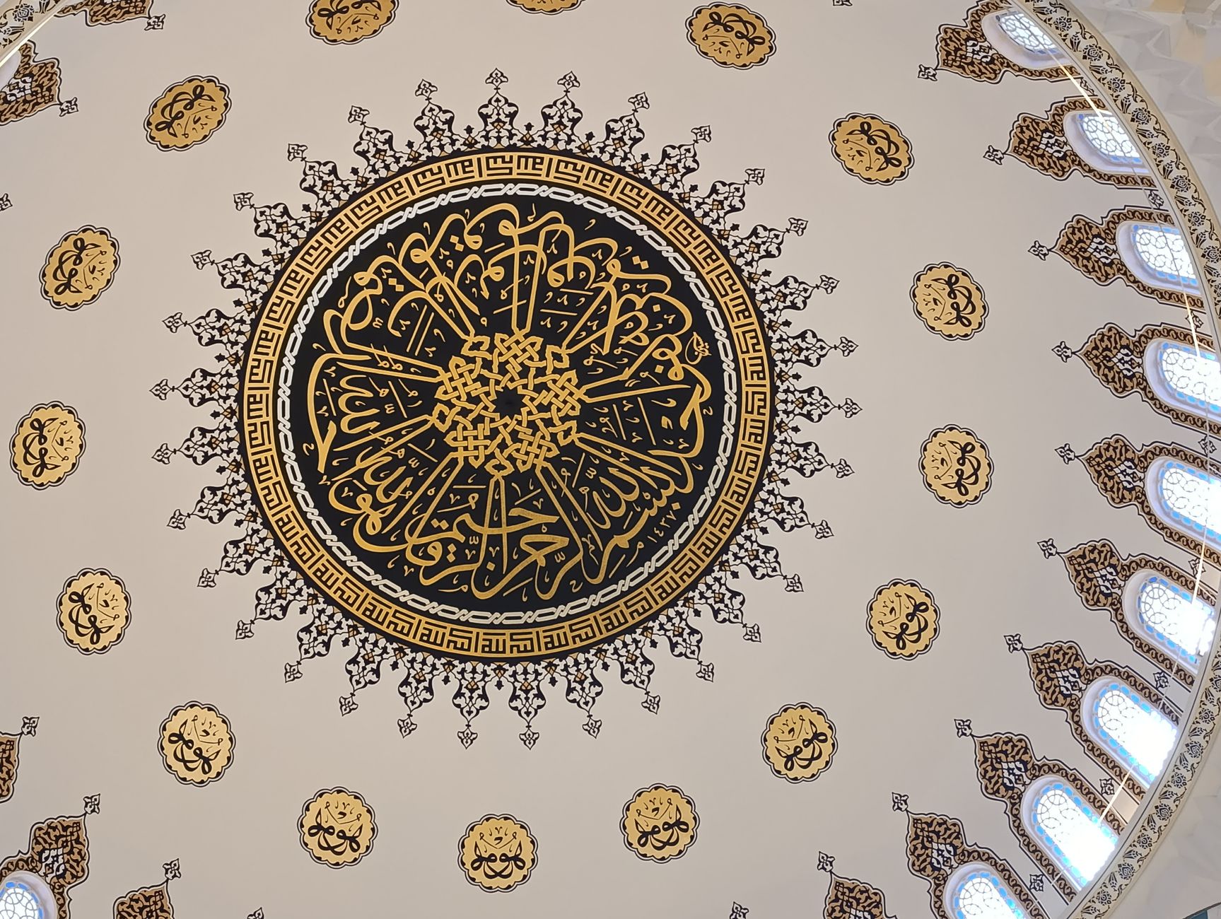Intricate Islamic art on the dome ceiling of a mosque in Ankara, Türkiye.