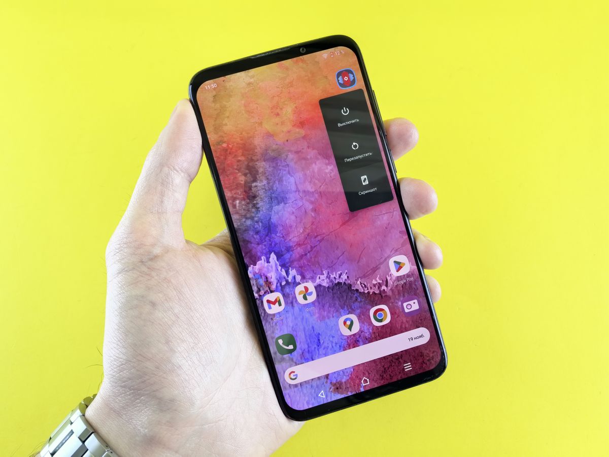 Akıllı telefon ekranında renkli slot oyunu simgeleri görüntüleniyor
