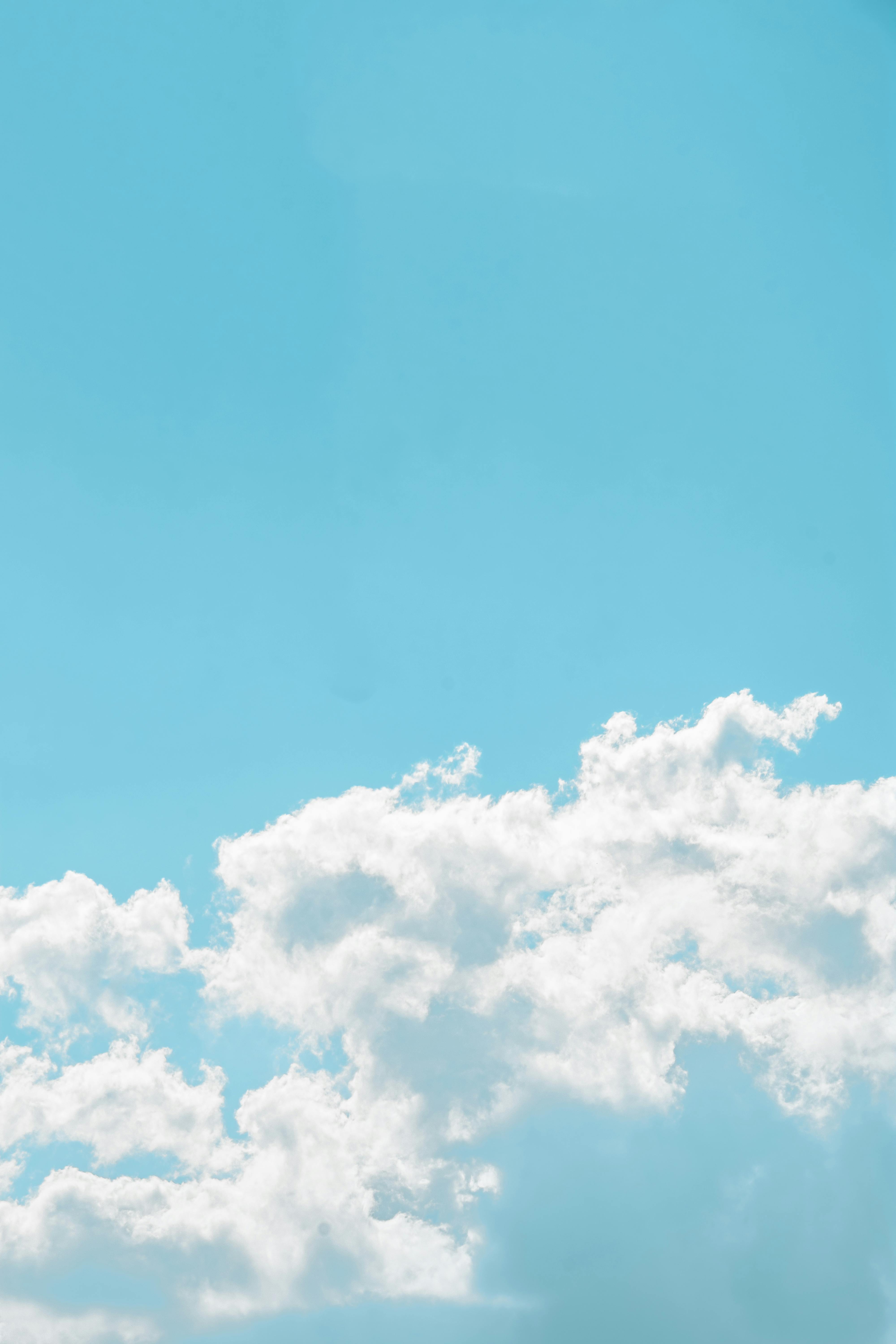 Gratis Una vista tranquila de un cielo azul brillante que contrasta con nubes blancas y suaves, ideal para fondos de pantalla. Foto de stock