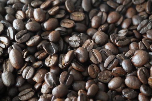 Free Detailed shot of aromatic roasted coffee beans, perfect for caffeine lovers. Stock Photo