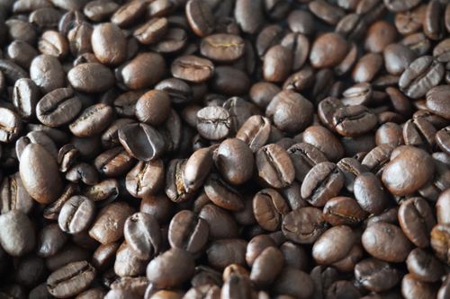 Free A detailed image showcasing freshly roasted coffee beans with a rich, dark appearance, ideal for coffee enthusiasts. Stock Photo