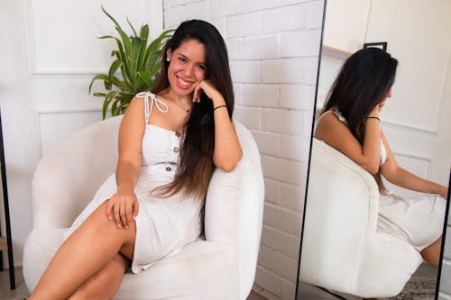 Belleza juvenil en pose de moda