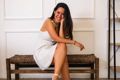 Encanto femenino en vestido blanco