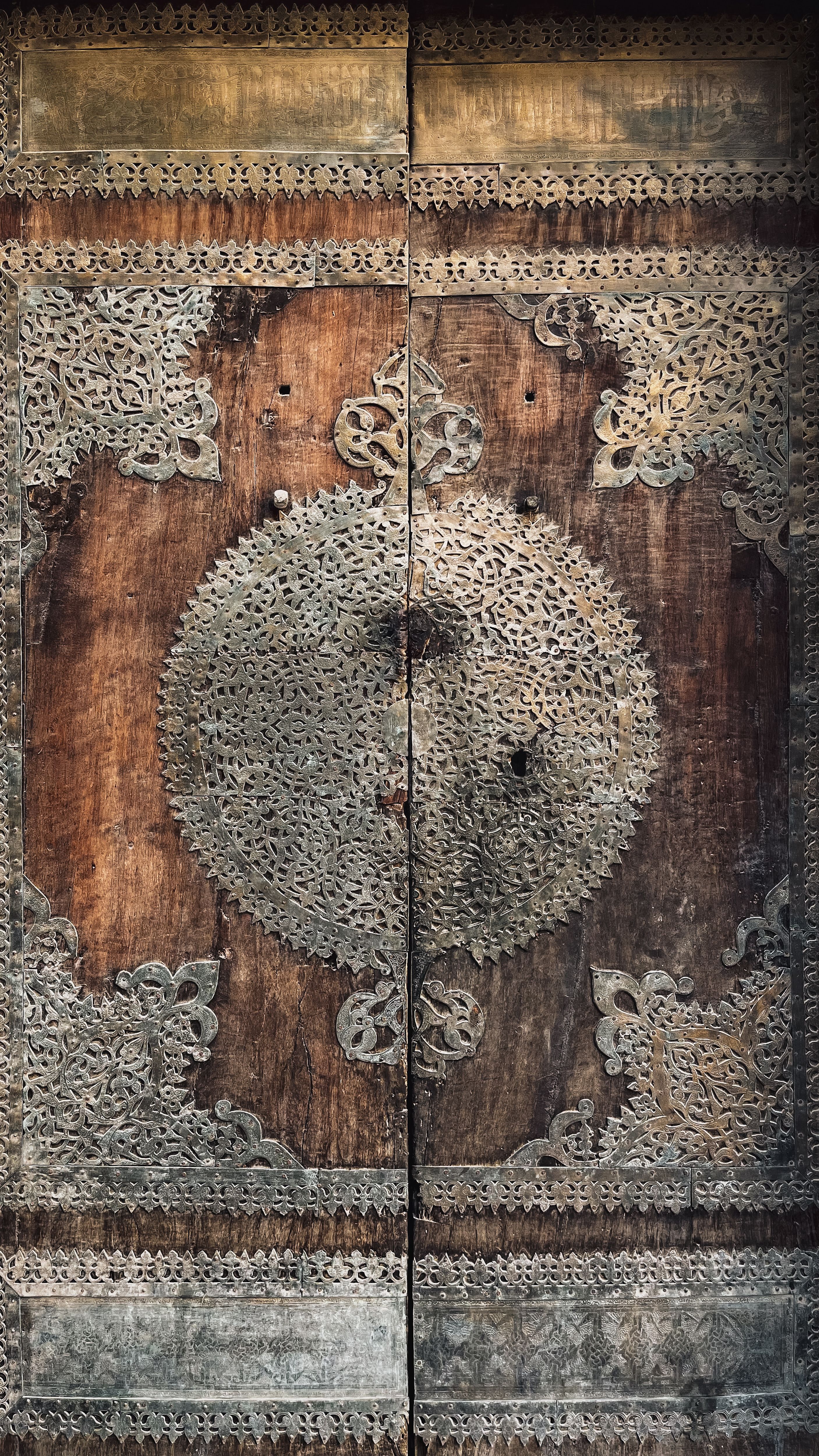 Gratuit Prim-plan al unei uși din lemn sculptate detaliat, împodobite cu lucrări metalice complexe. Fotografie de stoc