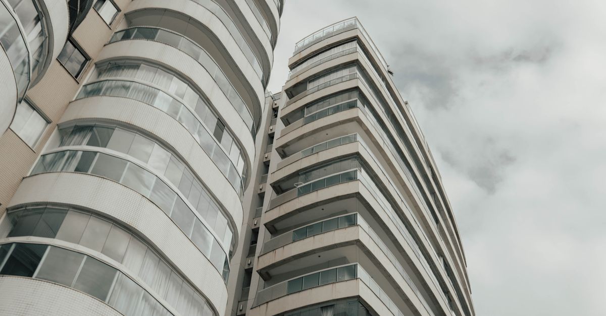 Elevated view of a contemporary high-rise building in Espírito Santo, Brazil, under a cloudy sky.