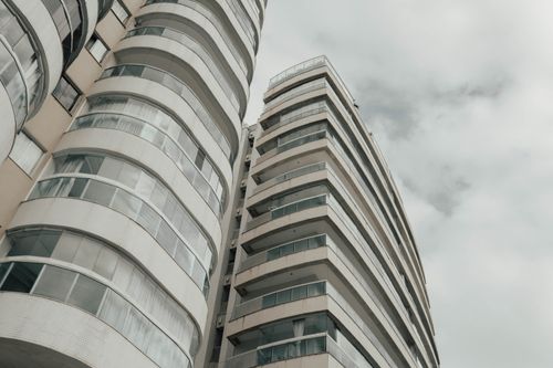 Free Elevated view of a contemporary high-rise building in Espírito Santo, Brazil, under a cloudy sky. Stock Photo