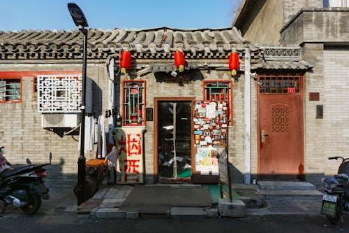 One storey building with Asian decorations