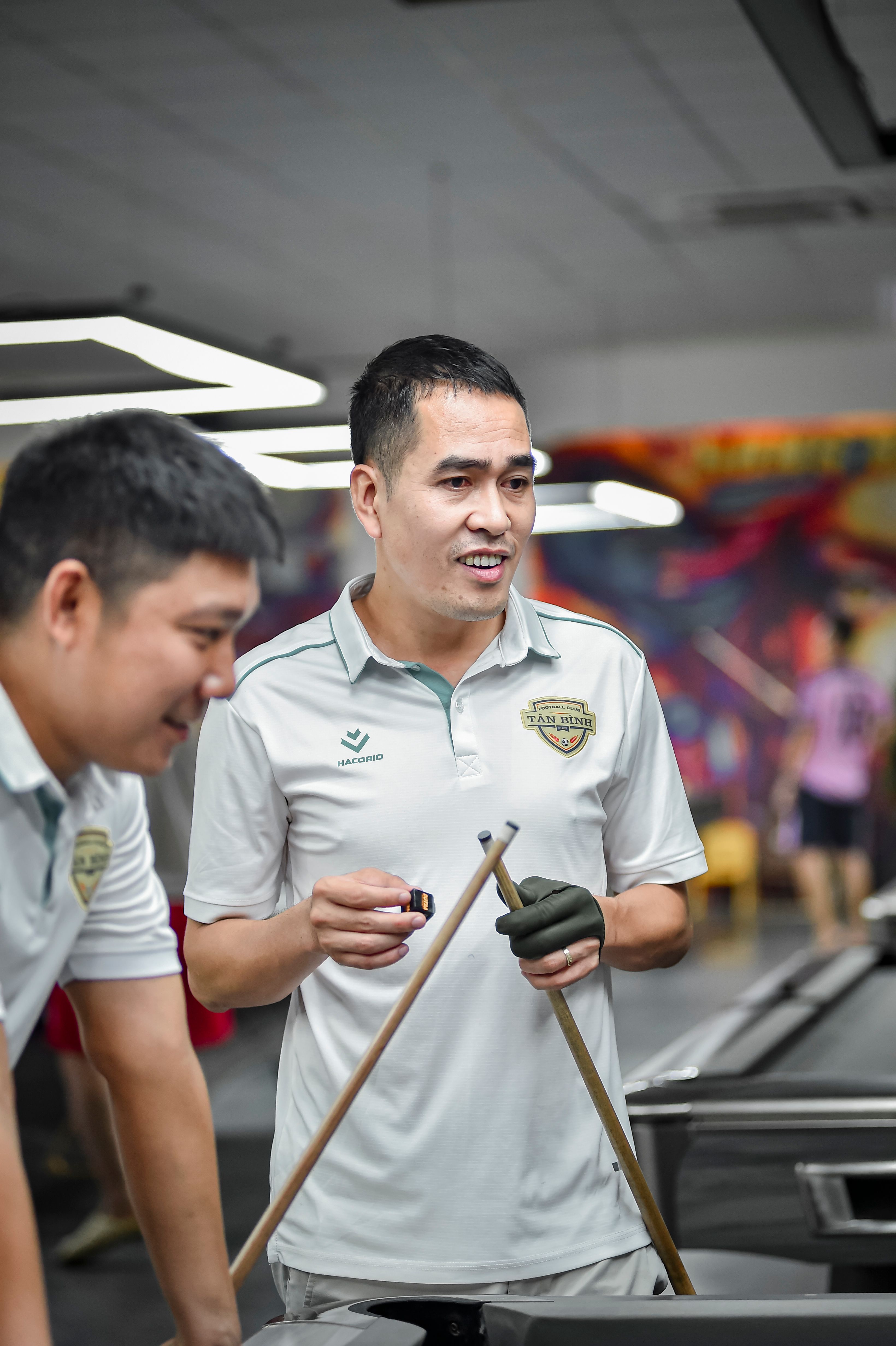 Casual Interaction During Indoor Billiards Game
