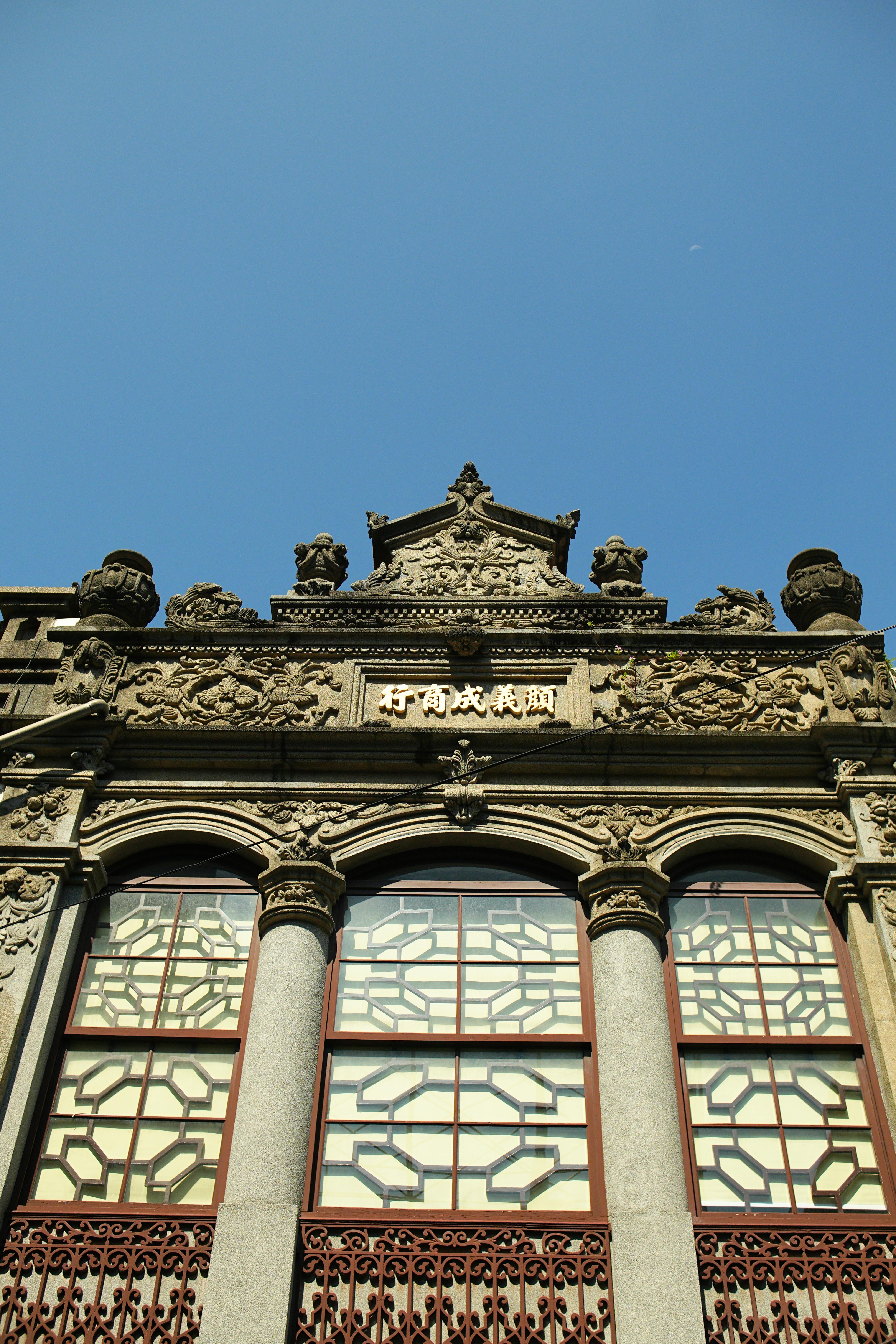 無料 複雑なデザインが特徴的な、台湾の台北にある華麗な歴史的建築物のファサード。 写真素材