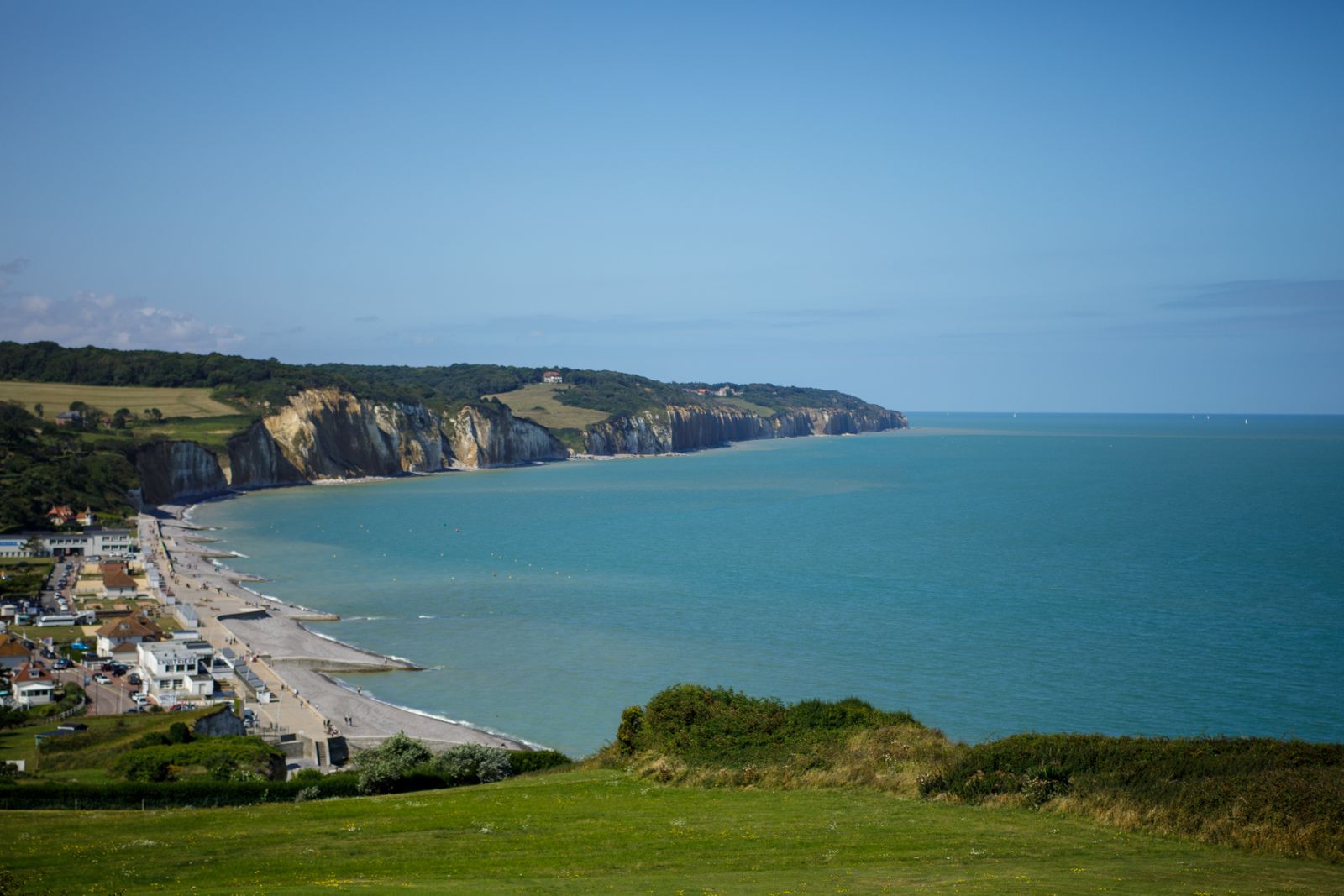 Vue panoramique sur la côte normande au lever du jour, falaises douces et estuaire