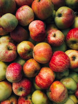 Close-up of fresh red apples, showcasing their vibrant and natural appeal, perfect for any fruit-themed project.