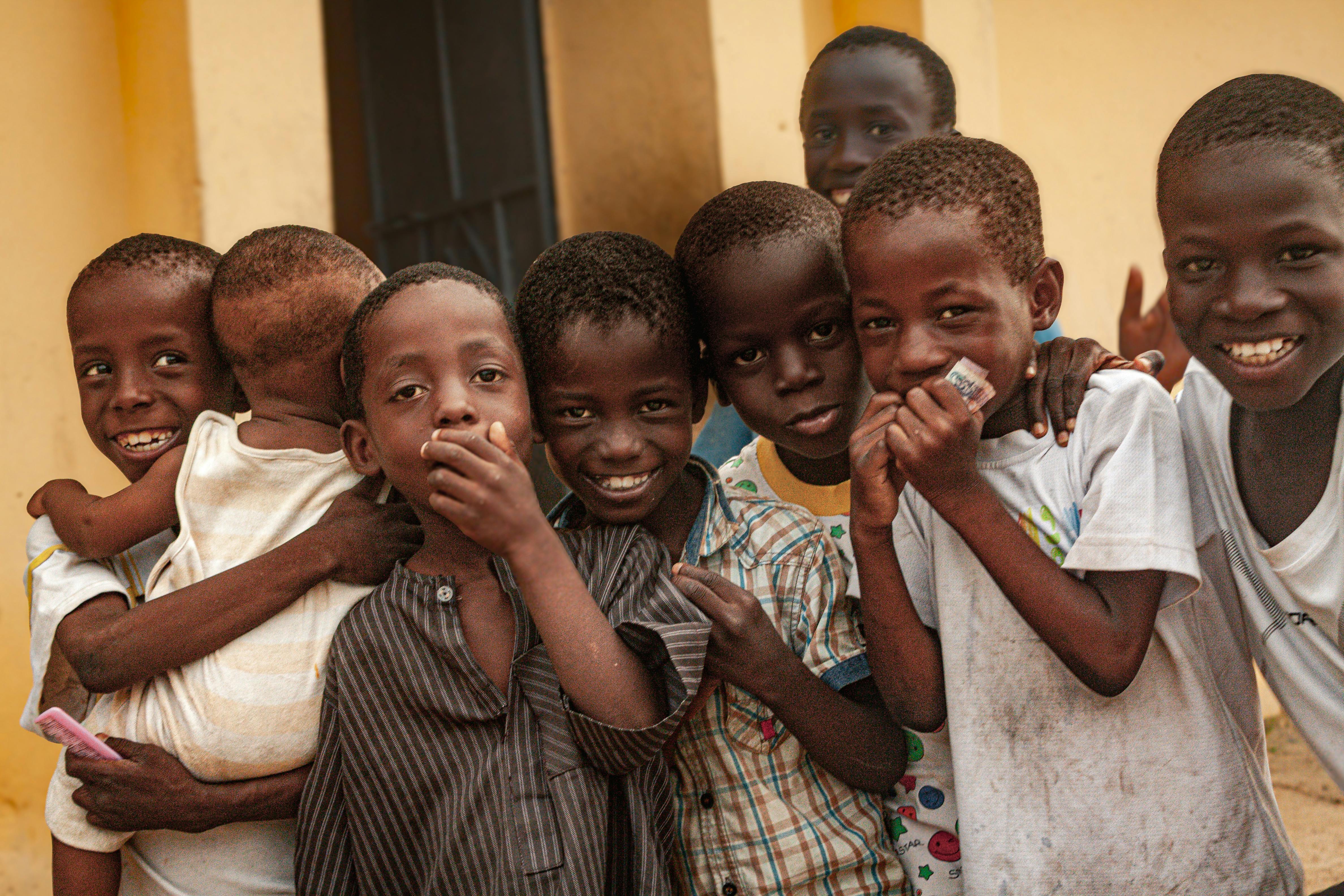 免費 一群快樂的非洲兒童合影，展現友誼和歡樂。 圖庫相片