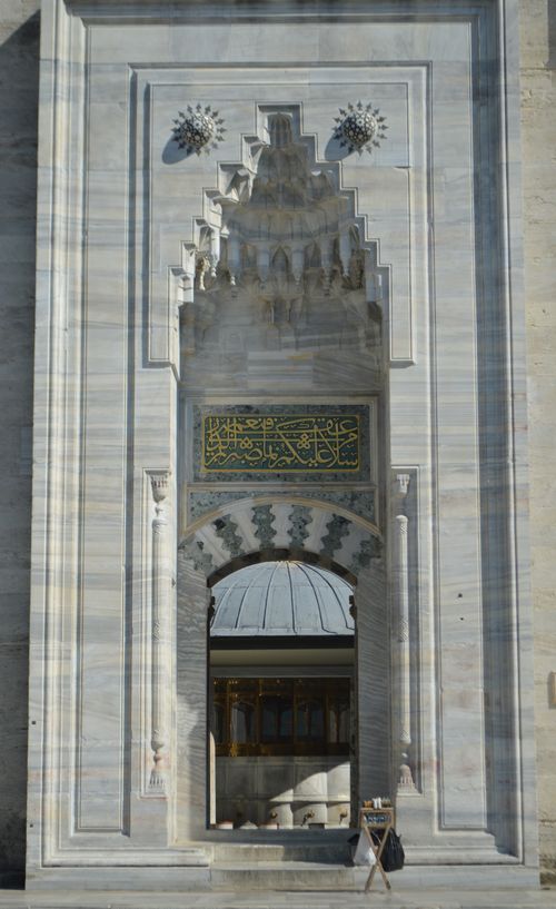 Free A detailed view of a marble archway with Arabic inscriptions and geometric patterns, captured under daylight. Stock Photo