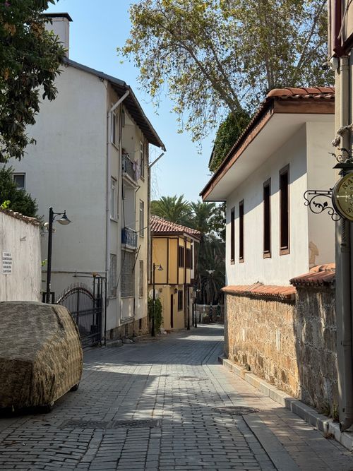 Free Picturesque narrow street in a historic old town with charming architecture. Stock Photo
