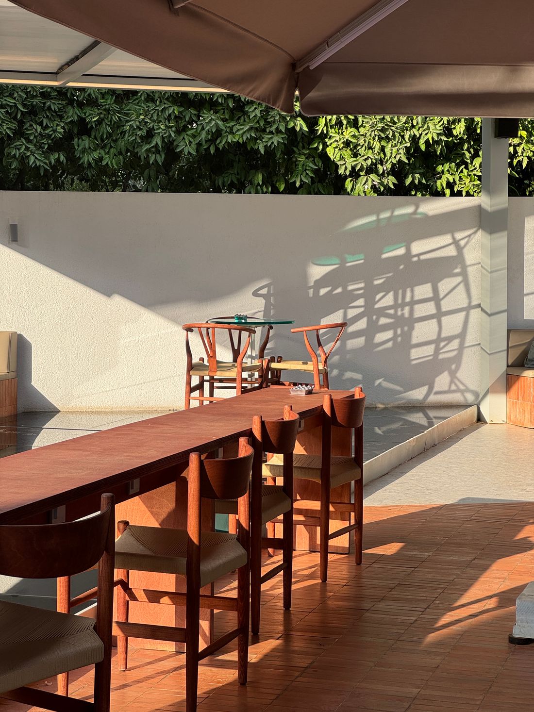 Terrasse avec sol clair et mobilier en bois