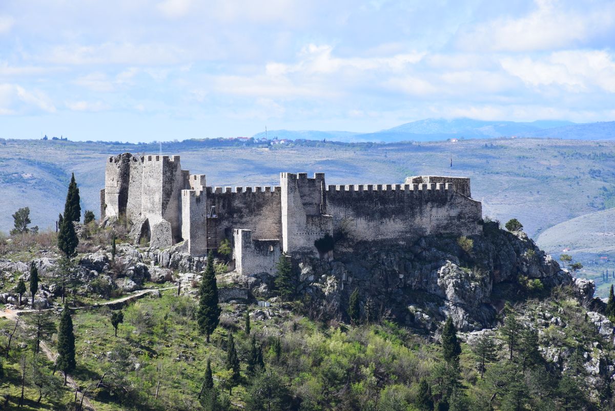 Cetatea veche fortificată din peisajul de la Blagaj