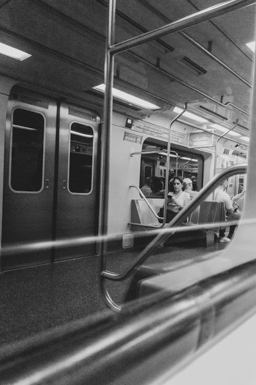 бесплатная Фотография поезда в оттенках серого Стоковое фото