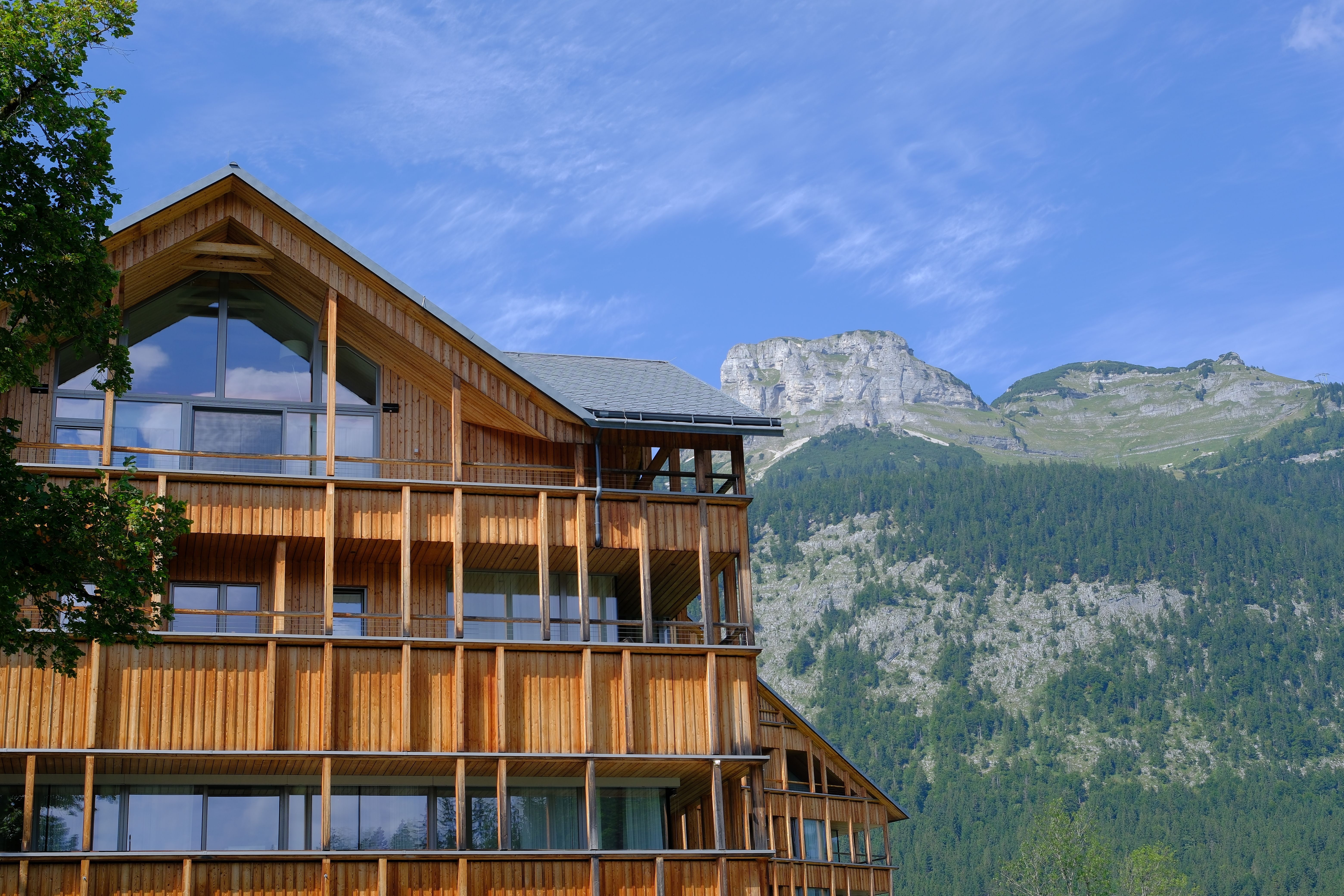 Chalet en bois pittoresque avec toile de fond de montagne à Altaussee, Autriche.