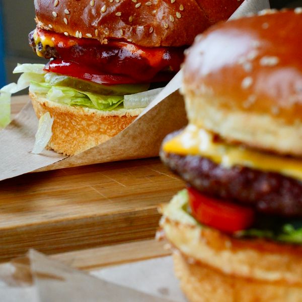 Mouthwatering cheeseburgers with fresh lettuce and tomato in Niğde, Türkiye.