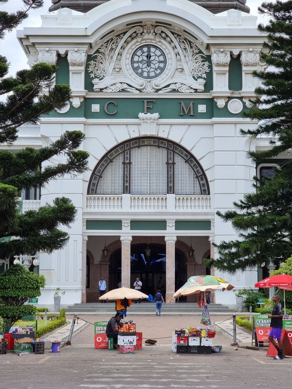 Estação Central de Maputo, edifício histórico com vendedores à porta